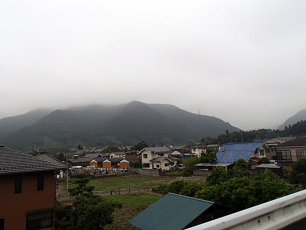 山の上の方は雲の中